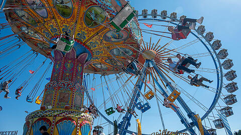 Blick auf Wellenflieger und Riesenrad beim 59. Münchner Frühlingfest in diesem Jahr.