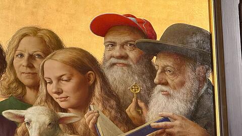 Mit roter Basketballmütze und etwas versteckt: Der Ausschnitt zeigt den deutschen Obdachlosen Burkhard Scheffler als Petrus.