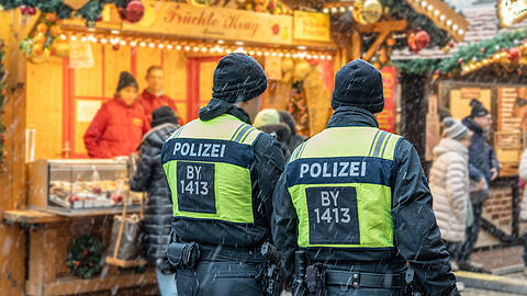 In Bayern wurde wohl ein Anschlag auf einen Weihnachtsmarkt vereitelt. Bereits am Freitag erfolgten fünf Festnahmen in Niederbayern.  (Symbolbild)
