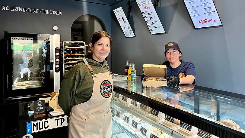 Isora Anelise Schr&ouml;der Liendo (l.) steht zusammen mit ihrer Schwester Elke Schr&ouml;der Liendo in dem neuen Laden in der T&uuml;rkenstra&szlig;e. Zusammen verkaufen sie 36 verschiedene Empanadas.
