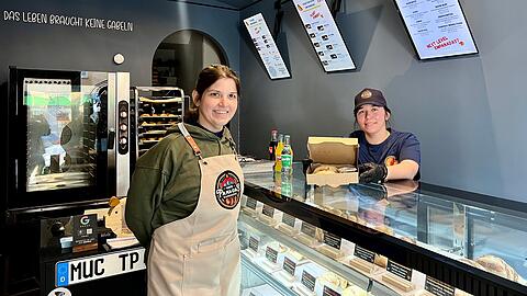 Isora Anelise Schr&ouml;der Liendo (l.) steht zusammen mit ihrer Schwester Elke Schr&ouml;der Liendo in dem neuen Laden in der T&uuml;rkenstra&szlig;e. Zusammen verkaufen sie 36 verschiedene Empanadas.