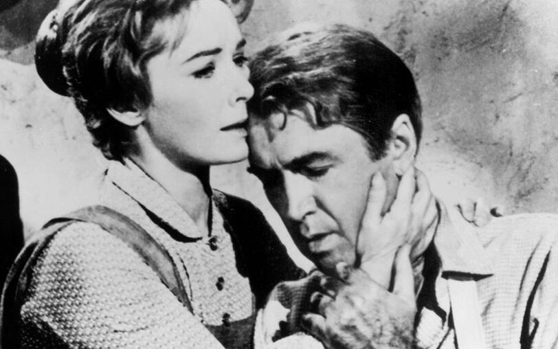 Hallie (Vera Miles) kümmert sich rührend um den Neuankömmling Ransom Stoddard (James Stewart), der vom gefürchteten Outlaw Liberty Valance misshandelt wurde. Hallie (Vera Miles) kümmert sich rührend um den Neuankömmling Ransom Stoddard (James Stewart), der vom gefürchteten Outlaw Liberty Valance misshandelt wurde.