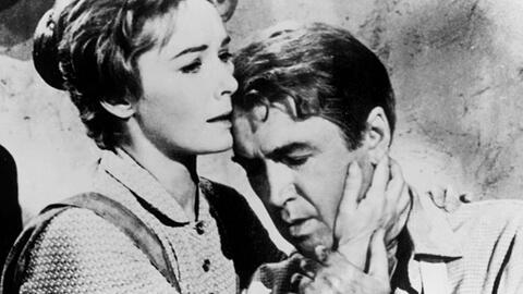Hallie (Vera Miles) k&uuml;mmert sich r&uuml;hrend um den Neuank&ouml;mmling Ransom Stoddard (James Stewart), der vom gef&uuml;rchteten Outlaw Liberty Valance misshandelt wurde.