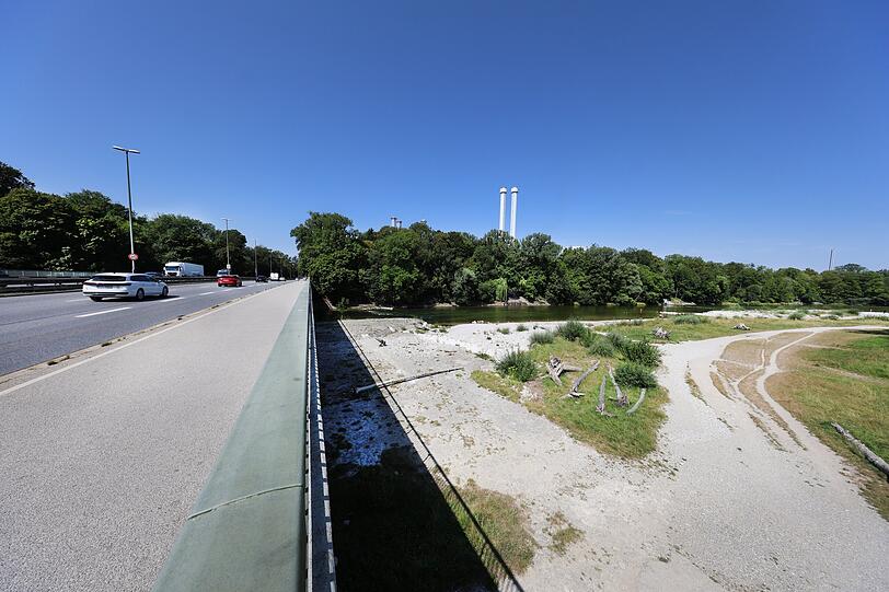 Oben braust der Verkehr zwischen Untergiesing und Sendling, unter der Brücke: ein stilles Isaridyll. Im Hintergrund ragt das Heizkraftwerk auf. Oben braust der Verkehr zwischen Untergiesing und Sendling, unter der Brücke: ein stilles Isaridyll. Im Hintergrund ragt das Heizkraftwerk auf.