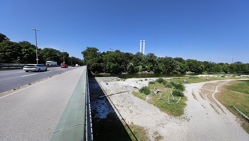 Oben braust der Verkehr zwischen Untergiesing und Sendling, unter der Brücke: ein stilles Isaridyll. Im Hintergrund ragt das Heizkraftwerk auf. Oben braust der Verkehr zwischen Untergiesing und Sendling, unter der Brücke: ein stilles Isaridyll. Im Hintergrund ragt das Heizkraftwerk auf.