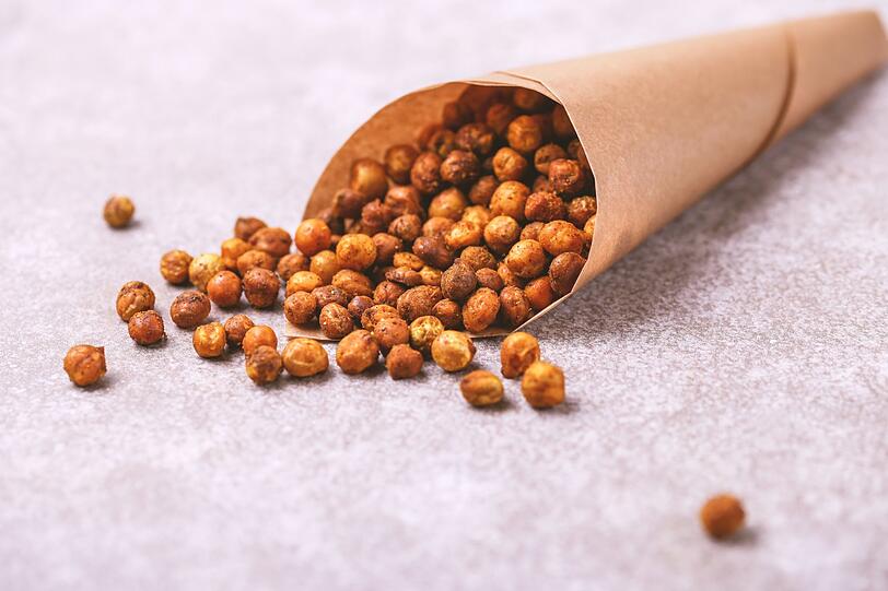 Eine tolle Alternative zu Erdnüssen sind geröstete Kichererbsen. Sie fördern die Verdauung und weisen einen hohen Eisen- und Kalziumgehalt auf. Achtung allerdings bei der Zubereitung: Ungekocht sind Kichererbsen aufgrund des Gifts Phasin und des Bitterstoffs Saponin giftig. Eine tolle Alternative zu Erdnüssen sind geröstete Kichererbsen. Sie fördern die Verdauung und weisen einen hohen Eisen- und Kalziumgehalt auf. Achtung allerdings bei der Zubereitung: Ungekocht sind Kichererbsen aufgrund des Gifts Phasin und des Bitterstoffs Saponin giftig.