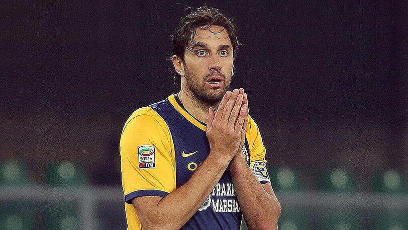 Der ehemalige Bayern-Stürmer Luca Toni stürmt mittlerweile für Hellas Verona - der Katholik streitet momentan um eine Million Euro Kirchensteuer. Der ehemalige Bayern-Stürmer Luca Toni stürmt mittlerweile für Hellas Verona - der Katholik streitet momentan um eine Million Euro Kirchensteuer.