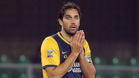 Der ehemalige Bayern-Stürmer Luca Toni stürmt mittlerweile für Hellas Verona - der Katholik streitet momentan um eine Million Euro Kirchensteuer.