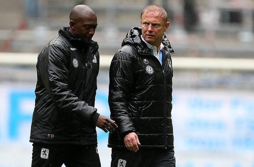 Torsten Fröhling (re.) mit seinem Co-Trainer Collin Benjamin.
