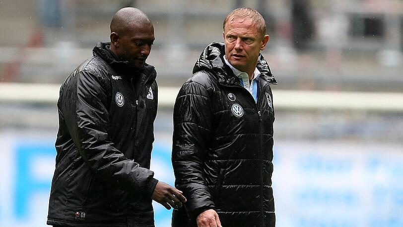 Torsten Fröhling (re.) mit seinem Co-Trainer Collin Benjamin. Torsten Fröhling (re.) mit seinem Co-Trainer Collin Benjamin.