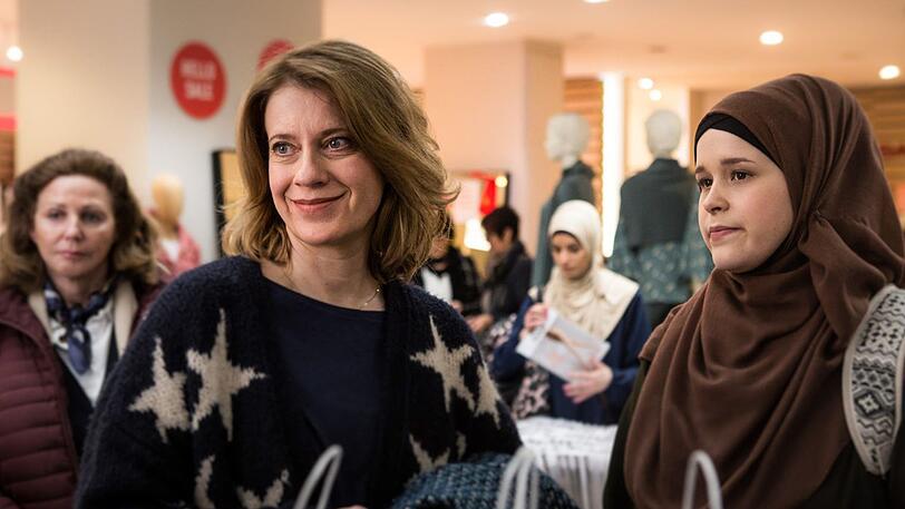 Wanda (Caroline Peters) versucht, angesichts des neuen Kleidungsstils der Tochter (Chantal Zitzenbacher) cool zu bleiben.