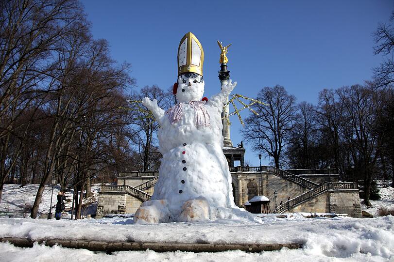 Halleluja! Ein Papst aus Schnee vor dem Friedensengel 2013.
