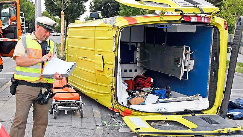 Das Rettungsfahrzeug aus der Steiermark soll auf einer Rückholfahrt aus Slowenien unterwegs zum Klinikum Großhadern gewesen sein.
