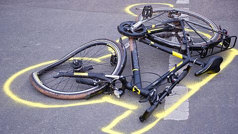 Bei einem Sturz mit dem Rad wurden eine Mutter und ihre vierjährige Tochter verletzt. (Symbolbild)