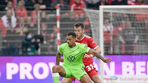 Der Wolfsburger Lukas Nmecha (l) steht vor seinem A-Länderspieldebüt.
