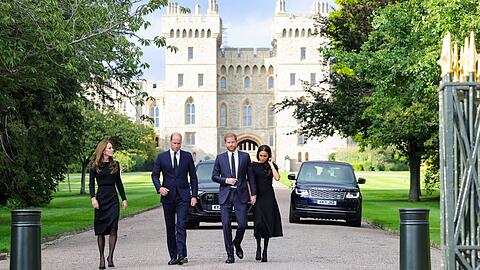 Prinz William, Prinz Harry und ihre Ehefrauen, Prinzessin Kate und Herzogin Meghan, vor Schloss Windsor.
