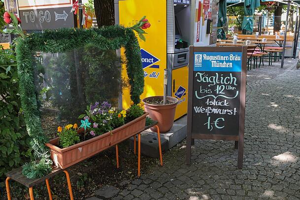 Die Weißwürscht vom Metzger Magnus Bauch gibt's seit 15 Jahren für 1 Euro das Stück, wenn man vor 12 Uhr da ist. Und der Preis bleibt so. Die Weißwürscht vom Metzger Magnus Bauch gibt's seit 15 Jahren für 1 Euro das Stück, wenn man vor 12 Uhr da ist. Und der Preis bleibt so.
