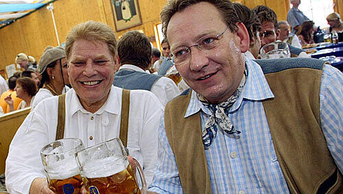 Das waren noch Zeiten: Karl-Heinz Wildmoser sen. und jun. beim Feiern auf dem Oktoberfest – ein Herz und eine Seele. Das waren noch Zeiten: Karl-Heinz Wildmoser sen. und jun. beim Feiern auf dem Oktoberfest – ein Herz und eine Seele.