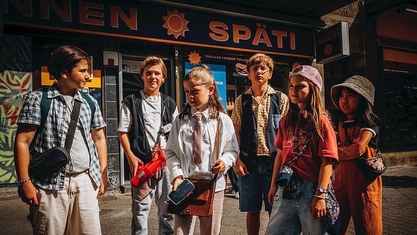 Ende der Dreharbeiten zu „Emil und die Detektive“, Emil und die Detektive werden gespielt von Kilian Kasa, Camille Moltzen, Bela Louis Plass, Nicholas Jonah Peter, Lara Toni Lüdders und Ai Vy Bui Emil (Vierter von links) jagt mit seinen neuen Freunden einen Dieb quer durch die Großstadt Berlin. Ende der Dreharbeiten zu „Emil und die Detektive“, Emil und die Detektive werden gespielt von Kilian Kasa, Camille Moltzen, Bela Louis Plass, Nicholas Jonah Peter, Lara Toni Lüdders und Ai Vy Bui Emil (Vierter von links) jagt mit seinen neuen Freunden einen Dieb quer durch die Großstadt Berlin.