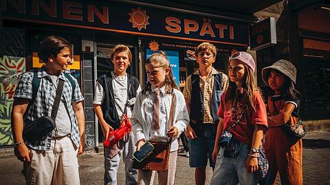 Ende der Dreharbeiten zu &bdquo;Emil und die Detektive&ldquo;, Emil und die Detektive werden gespielt von Kilian Kasa, Camille Moltzen, Bela Louis Plass, Nicholas Jonah Peter, Lara Toni L&uuml;dders und Ai Vy Bui Emil (Vierter von links) jagt mit seinen neuen Freunden einen Dieb quer durch die Gro&szlig;stadt Berlin.