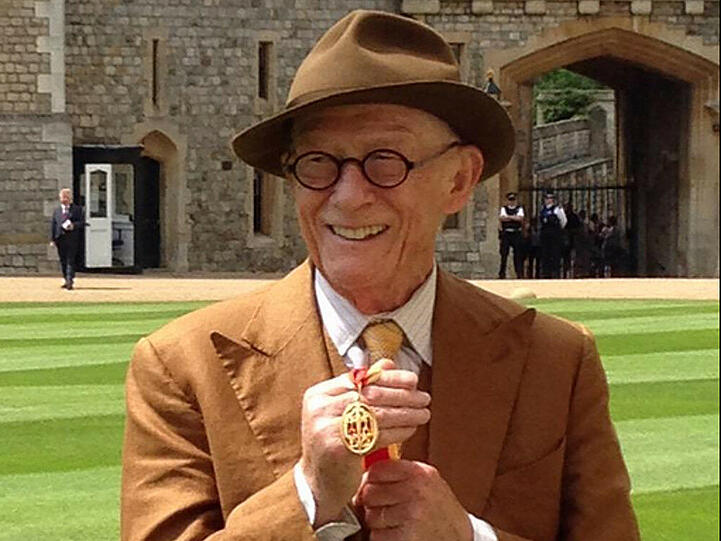 John Hurt präsentiert stolz seinen Orden