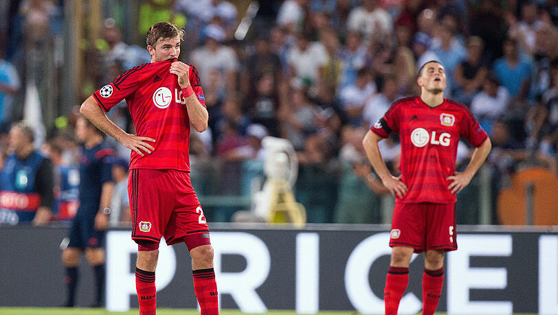 Leverkusens Christoph Kramer (l) und Kyriakos Papadopoulos mit hängenden Köpfen nach der 0:1-Niederlage gegen Rom. Leverkusens Christoph Kramer (l) und Kyriakos Papadopoulos mit hängenden Köpfen nach der 0:1-Niederlage gegen Rom.