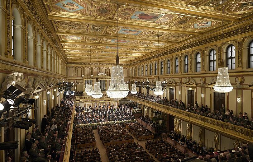 Im Wiener Musikverein proben die Wiener Philharmoniker für den großen Auftritt beim Neujahrskonzert. Auch die Generalprobe ist gut besucht.