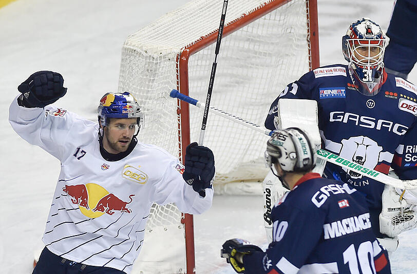 EHC-München-Spieler Brooks Macek (l) jubelt über einen Treffer in der Partie gegen die Berliner Eisbären.
