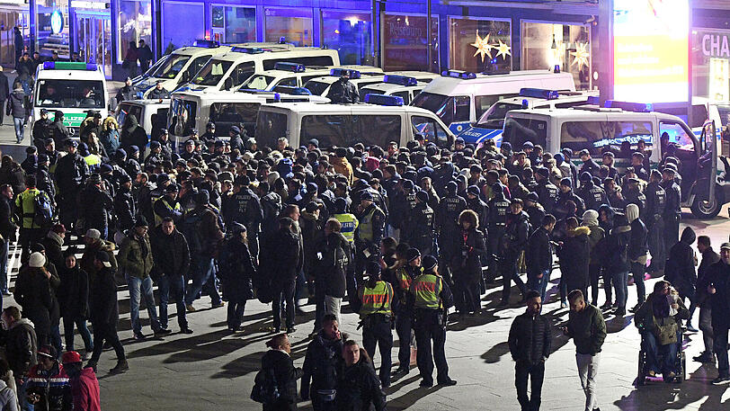 Polizisten umringen am 31.12.2016 vor dem Hauptbahnhof in Köln (Nordrhein-Westfalen) eine Gruppe südländisch aussehender Männer.