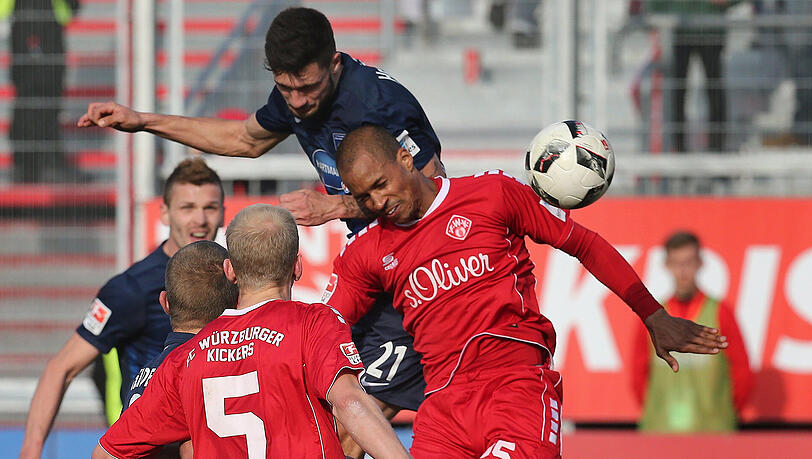 Der Heidenheimer Tim Kleindienst (hinten) erzielt den 2:0-Endstand im Zweitliga-Spiel bei den Würzburger Kickers. Der Heidenheimer Tim Kleindienst (hinten) erzielt den 2:0-Endstand im Zweitliga-Spiel bei den Würzburger Kickers.