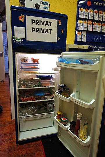 Hier können sich die Liebesdamen stärken - der Kühlschrank ist voll mit Frischkäse und Leberwurst.
