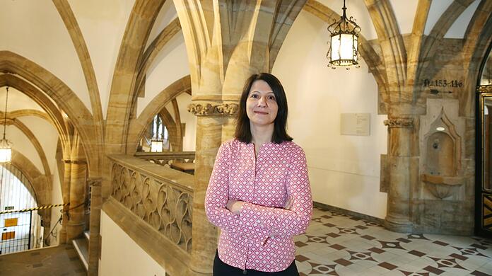 Anne Hübner in den wegen Corona leeren Gängen des Rathauses. Die Pandemie sei auch ein Grund dafür, dass man in der Koalition noch nicht so gut zusammenarbeite.