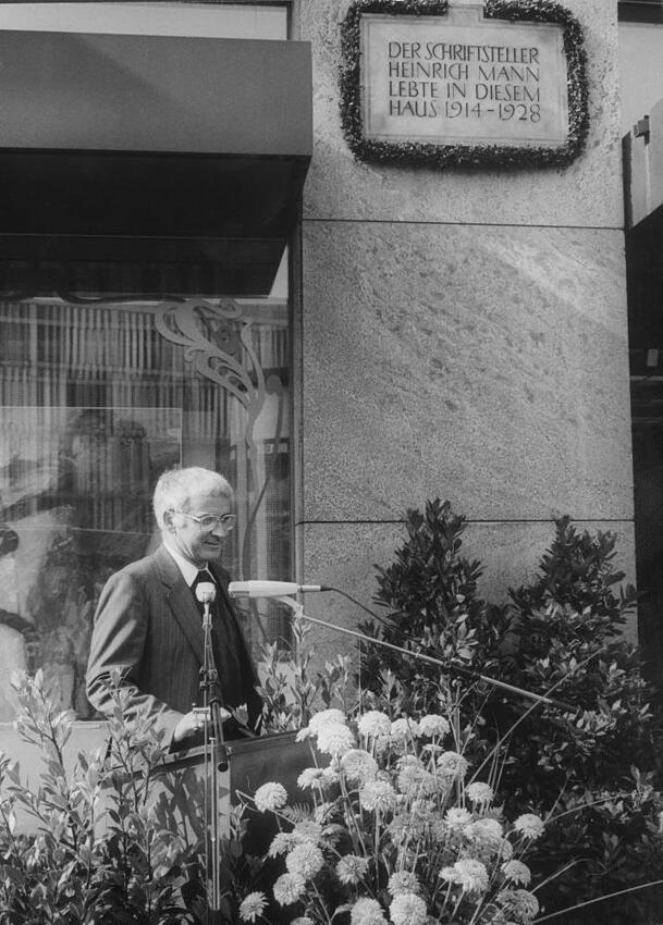 Am 15. Oktober 1986 enthüllt der damalige Bürgermeister Klaus Hahnzog die Gedenktafel für Heinrich Mann. Am 15. Oktober 1986 enthüllt der damalige Bürgermeister Klaus Hahnzog die Gedenktafel für Heinrich Mann.