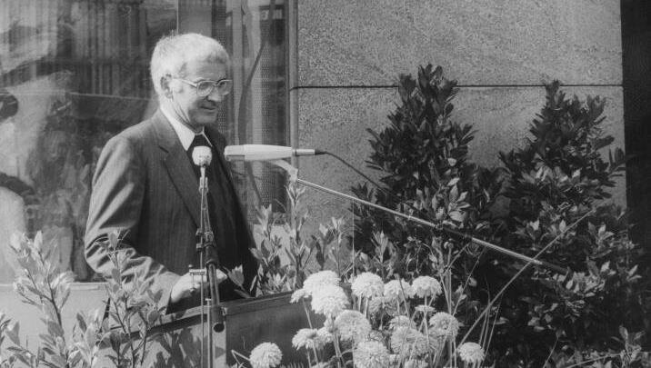 Am 15. Oktober 1986 enthüllt der damalige Bürgermeister Klaus Hahnzog die Gedenktafel für Heinrich Mann. Am 15. Oktober 1986 enthüllt der damalige Bürgermeister Klaus Hahnzog die Gedenktafel für Heinrich Mann.