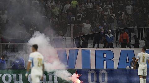 Es wurden auch Feuerwerkskörper auf Fans geschleudert. Andere Brandobjekte erreichten das Spielfeld.