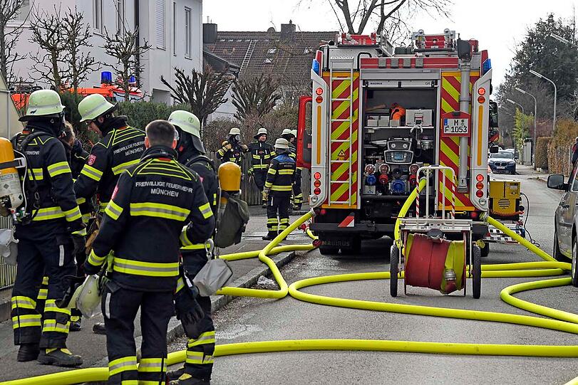 Wegen der hohen Brandlast in der Dachgeschosswohnung waren aufwändige Nachlöscharbeiten notwendig.