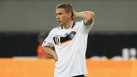 Kalt erwischt: Lukas Podolski ist überrascht, weil er nun doch nicht Christoph Daum als Trainer bekommt.