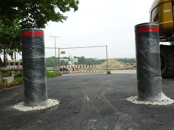 Noch eingewickelt: Die ersten Anti-Terror-Poller an der Theresienwiese sind schon einbetoniert.