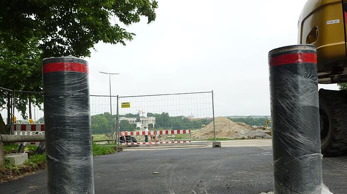 Die Poller an der Theresienwiese halten LKW stand - der Audi hatte also keine Chance.