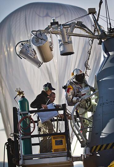 Irrer Sprung: Hier stürzt sich Extremsportler Felix Baumgartner aus 29 Kilometern Höhe in die Tiefe.
