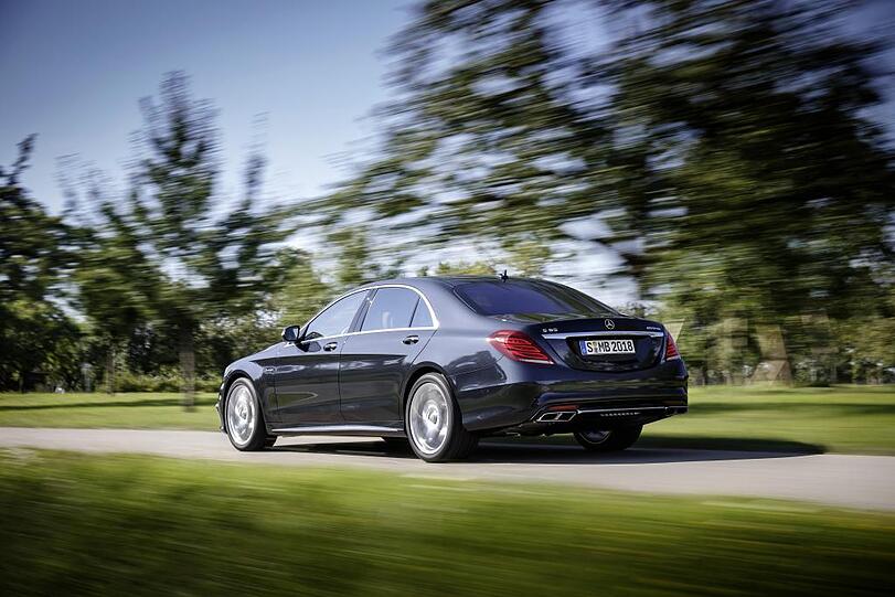 Eine geballte Ladung Luxus und Dynamik: Der neue Mercedes-Benz S 65 AMG will Maßstäbe als stärkstes Fahrzeug im Wettbewerbssegment setzen.
