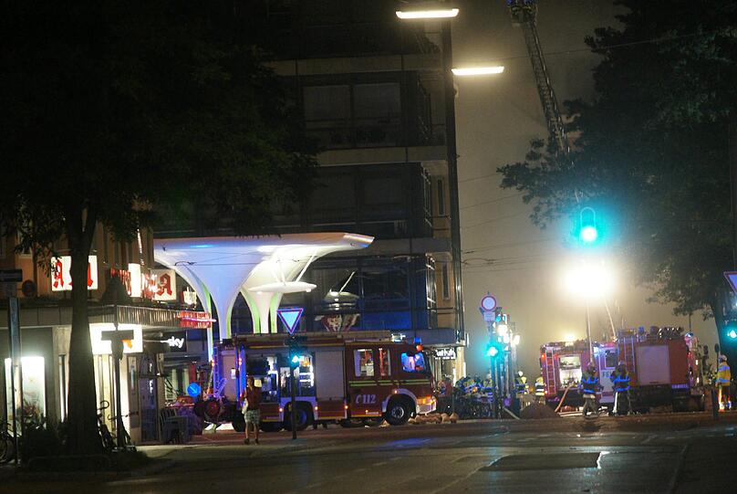 Nach der Explosion an der Münchner Freiheit: Einsatzkräfte sind vor Ort.