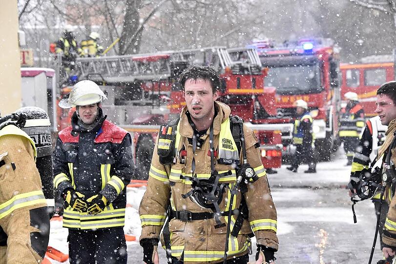 Am Donnerstagmorgen brannte es in einem Nebengebäude des Neubiberger Rathauses. Die Bilder.