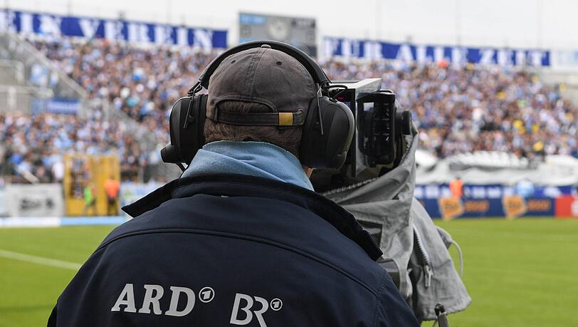 Am Samstag zeigt das Bayerische Fernsehen die Drittliga-Partie des TSV 1860 gegen den KFC Uerdingen live und frei empfangbar. (Symbolbild) Am Samstag zeigt das Bayerische Fernsehen die Drittliga-Partie des TSV 1860 gegen den KFC Uerdingen live und frei empfangbar. (Symbolbild)