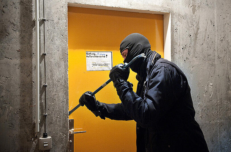 Gewaltsam verschafften sich die Diebe Zutritt zu einer Schwabinger Wohnung. (Symbolbild)