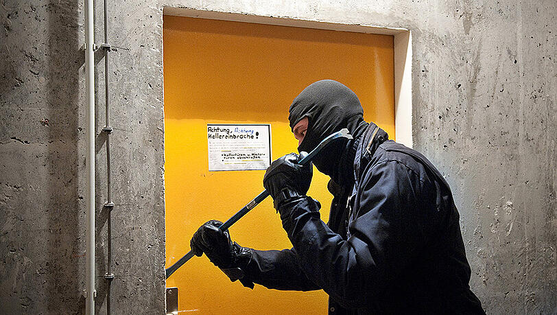 Gewaltsam verschafften sich die Diebe Zutritt zu einer Schwabinger Wohnung. (Symbolbild) Gewaltsam verschafften sich die Diebe Zutritt zu einer Schwabinger Wohnung. (Symbolbild)