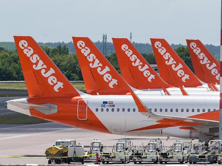 Nach tiefroten Zahlen in der Corona-Krise fährt der britische Billigflieger Easyjet sein Flugangebot stärker hoch als bisher geplant.