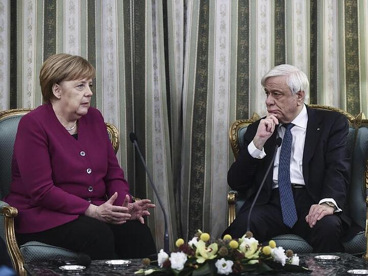 Bundeskanzlerin Angela Merkel (CDU) spricht mit dem griechischen Staatspräsidenten Prokopis Pavlopoulos.