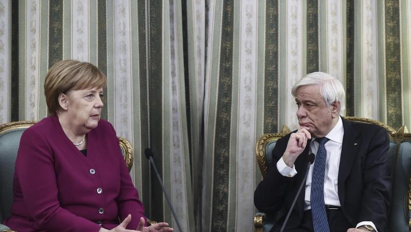 Bundeskanzlerin Angela Merkel (CDU) spricht mit dem griechischen Staatspräsidenten Prokopis Pavlopoulos. Bundeskanzlerin Angela Merkel (CDU) spricht mit dem griechischen Staatspräsidenten Prokopis Pavlopoulos.