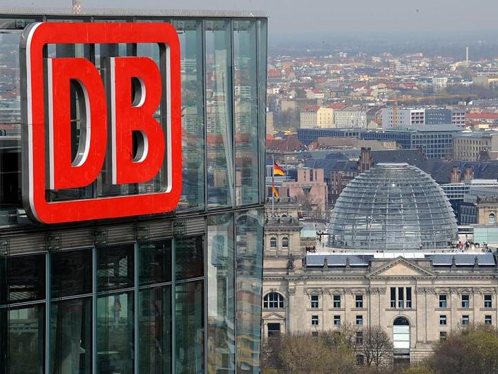 "Das Desinfektionsmittel landet im gesamten Bundesbereich. Die Kanister gehen unter anderem an die Berliner S-Bahn, aber auch im Hauptsitz der Verwaltung in Berlin habe ich schon Flaschen gesehen", sagt eine Bahn-Sprecherin.